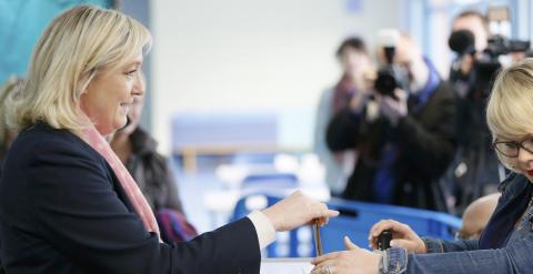 La líder del partido ultraderechista Frente Nacional, Marine Le Pen, efectúa su votación en Henin-Beaumont, northern France/ REUTERS-Gonzalo Fuentes