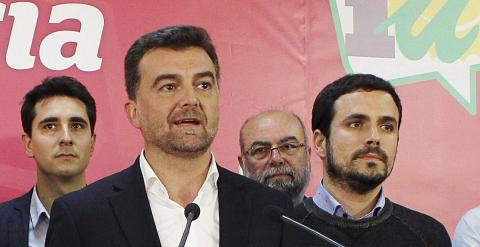 El candidato de IU a la junta de Andalucía, Antonio Maíllo, acompañado por el candidato a la presidencia del gobierno nacional, Alberto Garzón, durante su comparecencia en la sede del partido en Sevilla, tras conocer el resultado de las elecciones andaluz