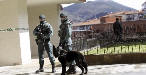 Agentes de la Guardia Civil durante el registro de un domicilio en San Sebastián (Guipuzkoa)./ EFE / JAVIER ETXEZARRETA