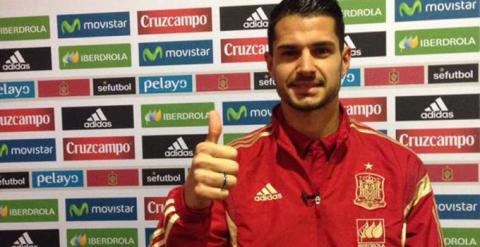 Vitolo posa con el chandal de la selección española.