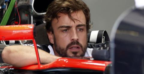 Fernando Alonso subido en el monoplaza de McLaren en su box en Sepang. /REUTERS