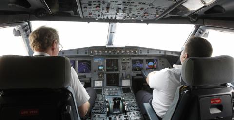 Interior de la cabina de un Airbus A320 como el que se estrelló en los Alpes. / REUTERS