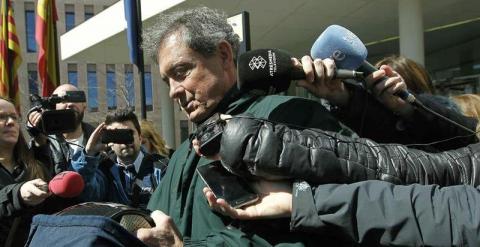 El primogénito de Jordi Pujol, Jordi Pujol Ferrusola, abandona la sede de la Ciutat de la Justicia asediado por los medios de comunicación./ EFE