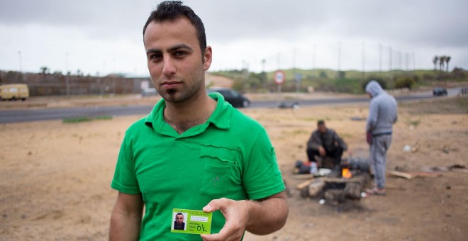 Ammar Hadani, refugiado sirios, muestra su tarjeta de acceso al CETI de Melilla. -JAIRO VARGAS