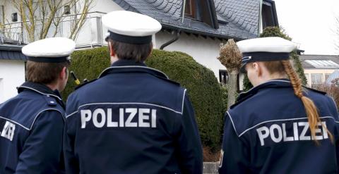 Oficiales de la Policía alemana frente a la casa de Andreas Lubitz. REUTERS/Ralph Orlowski