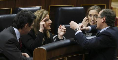 De izda. a dcha. los ministros de Industria, José Manuel Soria, de Empleo, Fátima Báñez, de Fomento, Ana Pastor y de Sanidad, Alfonso Alonso, conversan durante el pleno  en el Congreso. EFE/Kiko Huesca