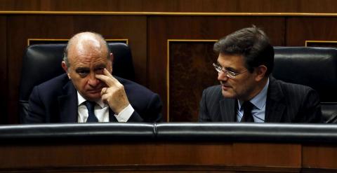 El ministro del Interior, Jorge Fernandez Diaz, con el de Justicia, Rafael Catala, en el pleno del Congreso. REUTERS/Juan Medina