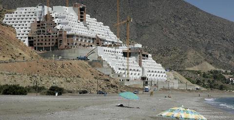 Imagen del hotel El Algarrobico en el Cabo de Gata, Almería. - EFE