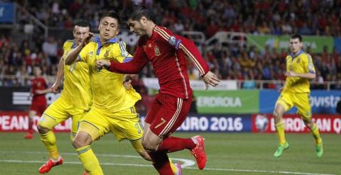 El delantero de la selección española de fútbol, Álvaro Morata (d), lucha el balón con Evgeny Khacheridi.- EFE