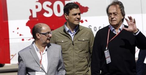 El secretario general del PSOE, Pedro Sánchez , acompañado del secretario general de los socialistas aragoneses, Javier Lambán, a la izquierda, y el aspirante a la alcaldía de Zaragoza, Carlos Pérez Anadón./ EFE