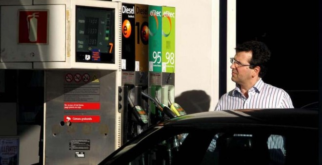 Un hombre reposta en una gasolinera de Madrid. (Kote Rodrigo / EFE)