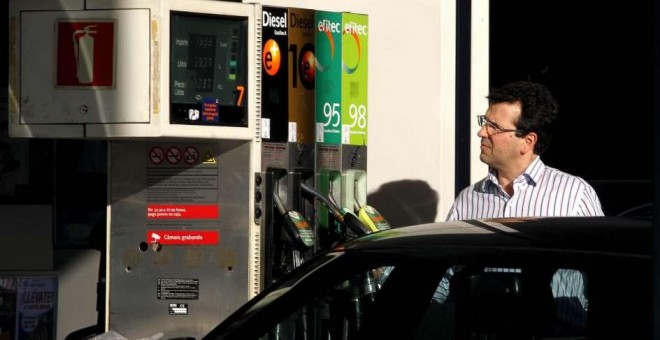 Un hombre reposta en una gasolinera de Madrid. (Kote Rodrigo / EFE)