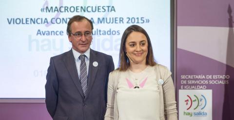 El ministro de Sanidad, Alfonso Alonso y la delegada del Gobierno para la Violencia de Género, Blanca Hernández, durante la presentación de la Macroencuesta de Violencia contra la Mujer 2015. EFE/Emilio Naranjo