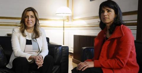 La presidenta en funciones de la Junta de Andalucía, Susana Díaz (i), recibe a la líder de Podemos, Teresa Rodríguez (d), en el inicio de la ronda de contactos anunciada tras las elecciones autonómicas. EFE/Raúl Caro