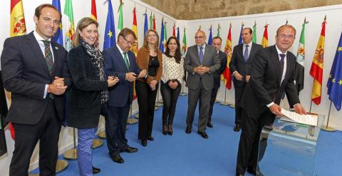 El presidente de la Junta de Extremadura, José Antonio Monago, junto a los consejereos autonómicos durante la firma del Decreto de Convocatoria de Elecciones Autonómicas 2015. EFE/ Jero Morales