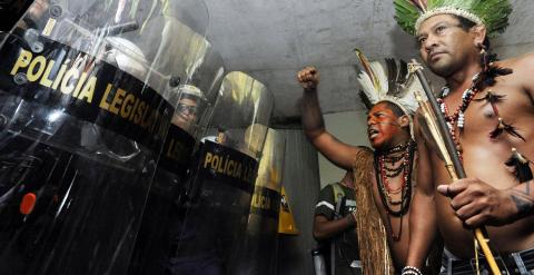 Dos indígenas brasileños, durante una protesta en diciembre de 2014. - AFP