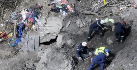 Equipos de rastreo en la zona del accidente del avión de Germanwings.- EFE