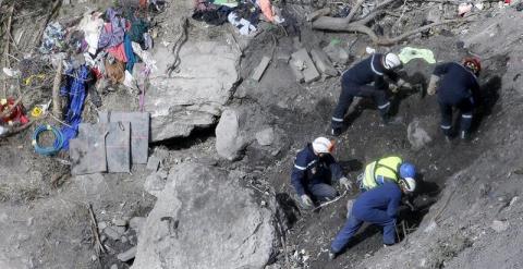 Equipos de rastreo en la zona del accidente del avión de Germanwings.- EFE