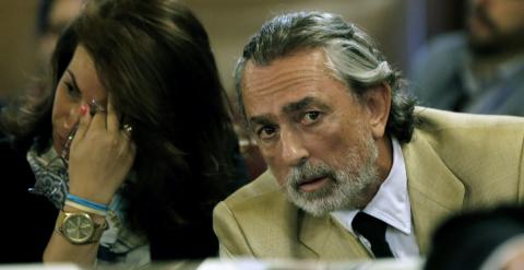 Francisco Correa y Mónica Magariños, exempleada de las empresas de Correa, sentados en el banco de los acusados en la sala del juicio./ EFE-Juan Carlos Cárdenas