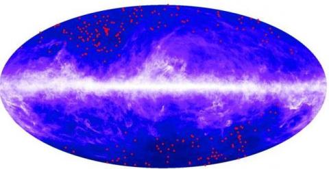 Los puntos rojos muestran la localización de las agrupaciones de galaxias localizadas. PLANCK/HERSCHEL