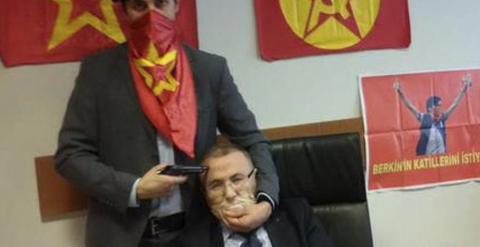 Fotografía publicada en Twitter por el partido ilegalizado DHKP-C que muestra a una persona no identificada mientras apunta con un arma a la cabeza de un fiscal en el Palacio de Justicia Caglaya, en Estambul. EFE/Dhkp-C / Handout