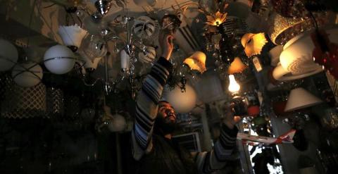 Un vendedor de lámparas trabaja casi a oscuras durante un apagón masivo hoy, martes 31 de marzo de 2015, en Estambul (Turquía). EFE/Sedat Suna