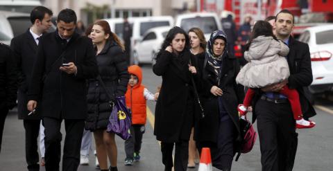 Empleados del Palacio de Justicia de Estambul abandonan el edificio tras el asalto de los miembros del DHKP-C. REUTERS/Osman Orsal