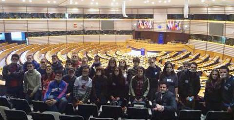 Los jóvenes de Marea Granate en el hemiciclo del Parlamento Europeo. FOTO: MAREA GRANATE