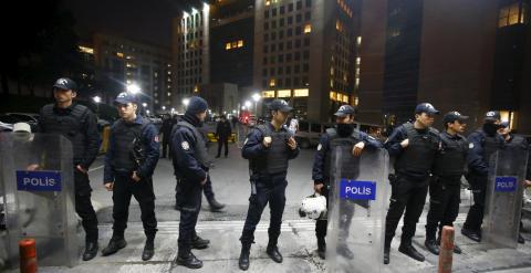 Agentes de la Policía turca frente a la entrada del Palacio de Turquía de Estambul, donde dos miembros del DHKP-C han mantenido retenido a un fiscal. REUTERS/Osman Orsal