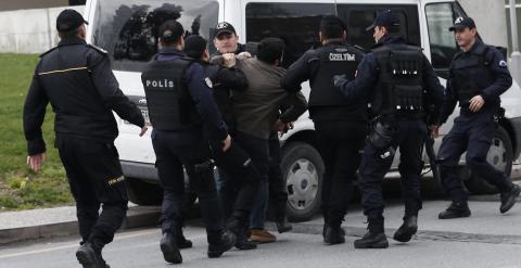 La policía turca detiene a una persona que apoyaba al Frente de liberación popular-Grupo marxista revolucionario (DHKP-C) en las calles de Estambul. EFE/Sedat Suna