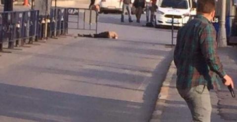 Una asaltante muerta y un policía herido en un ataque a comisaría de Estambul. /DHA