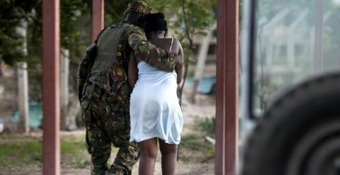 Un militar ayuda a una mujer que ha escapado del ataque terrorista en la Universidad de Garissa, en el este de Kenia. /Dai Kurokawa (EFE)
