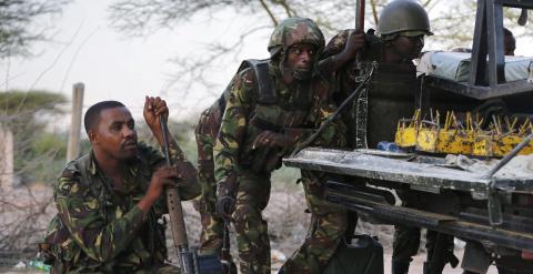 Soldados de las Fuerzas de Defensa de Kenia toman posiciones durante el tiroteo en la Universidad de Garissa, en el este de Kenia.- Dai Kurokawa (EFE)