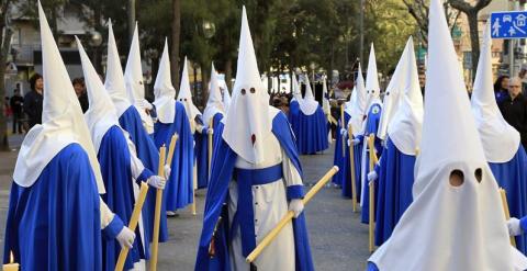 Nazarenos en la procesión de Viernes Santo organizada por la Cofradía 15 de L'Hospitalet de Llobregat. /EFE