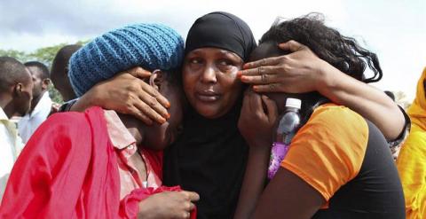 Estudiantes que lograron ser rescatadas se consuelan mutuamente en el campamento militar de Garissa. EFE/DANIEL IRUNGU
