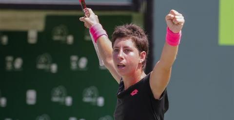 La española Carla Suárez celebra su victoria ante la alemana Andrea Petkovic. /EFE