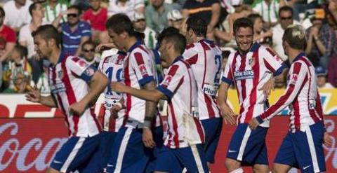 Los jugadores del Atlético celebran el segundo gol.  EFE/ Rafa Alcaide