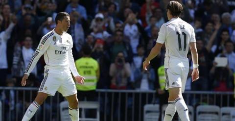 El delantero portugués del Real Madrid, Cristiano Ronaldo, celebra uno de sus goles ante el Granada. /EFE