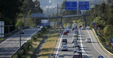 Estado del tráfico en la carretera A52, en las inmediaciones de Vigo, el domingo 5 de abril, por la mañana, día de retorno de las vacaciones de Semana Santa para la mayoría de los españoles. EFE