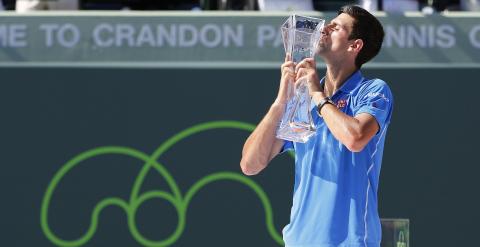 Djokovic, con su trofeo de campeón de Miami. REUTERS