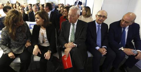 La vicepresidenta del Gobierno, Soraya Sáenz de Santamaría, los ministros de Exteriores, José Manuel García-Margallo, Hacienda, Cristóbal Montoro, e Interior, Jorge Fernández Díaz, y la presidenta del PPC, Alicia Sánchez-Camacho, durante la reunión de la