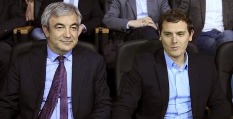 El líder de Ciudadanos (C's), Albert Rivera, con el economista Luis Garicano, este martes, en Madrid, durante la presentación del programa económico del partido. EFE