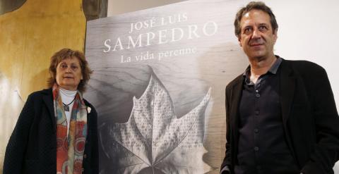 Olga Lucas, viuda de José Luis Sampedro, durante la presentación del libro 'La vida perenne', sobre la filosofía vital del profesor, con fotografías de Chema Madoz. EFE/Sergio Barrenechea