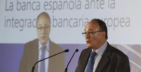 El gobernador del Banco de España, Luis María Linde, durante su intervención en un encuentro sobre los retos de la banca española. EFE/Paco Campos