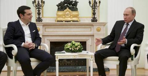 El presidente ruso, Vladímir Putin (d), habla con el primer ministro girego, Alexis Tsipras (c). / EFE