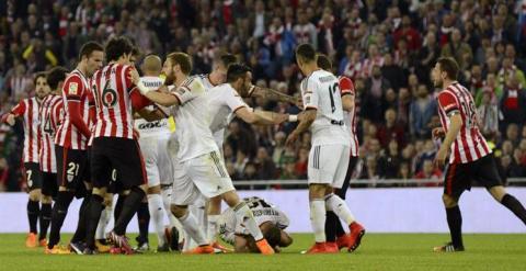 Tangana entre los jugadores del Valencia y del Athletic en la jugada de la expulsión de Otamendi. /EFE