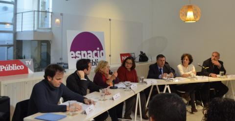 Jaume Asens, Manuel Ruiz de Lara, Manuela Carmena, Julia Pérez, Joaquim Bosch, Gloria Elizo y Antonio Segura, durante el debate sobre la Justicia de Espacio Público.