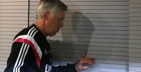 El técnico del Real Madrid, Carlo Ancelotti, hoy a su llegada a la rueda de prensa. /EFE