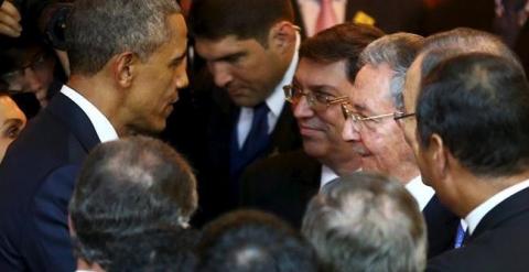 Barack Obama y Raúl Castro.- REUTERS