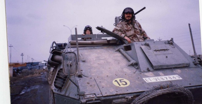 El cabo David Thovar, en un vehículo BMR durante la misión española en Irak, en 2004. También participó en las misiones en Bosnia (2001) y Kosovo (2006).